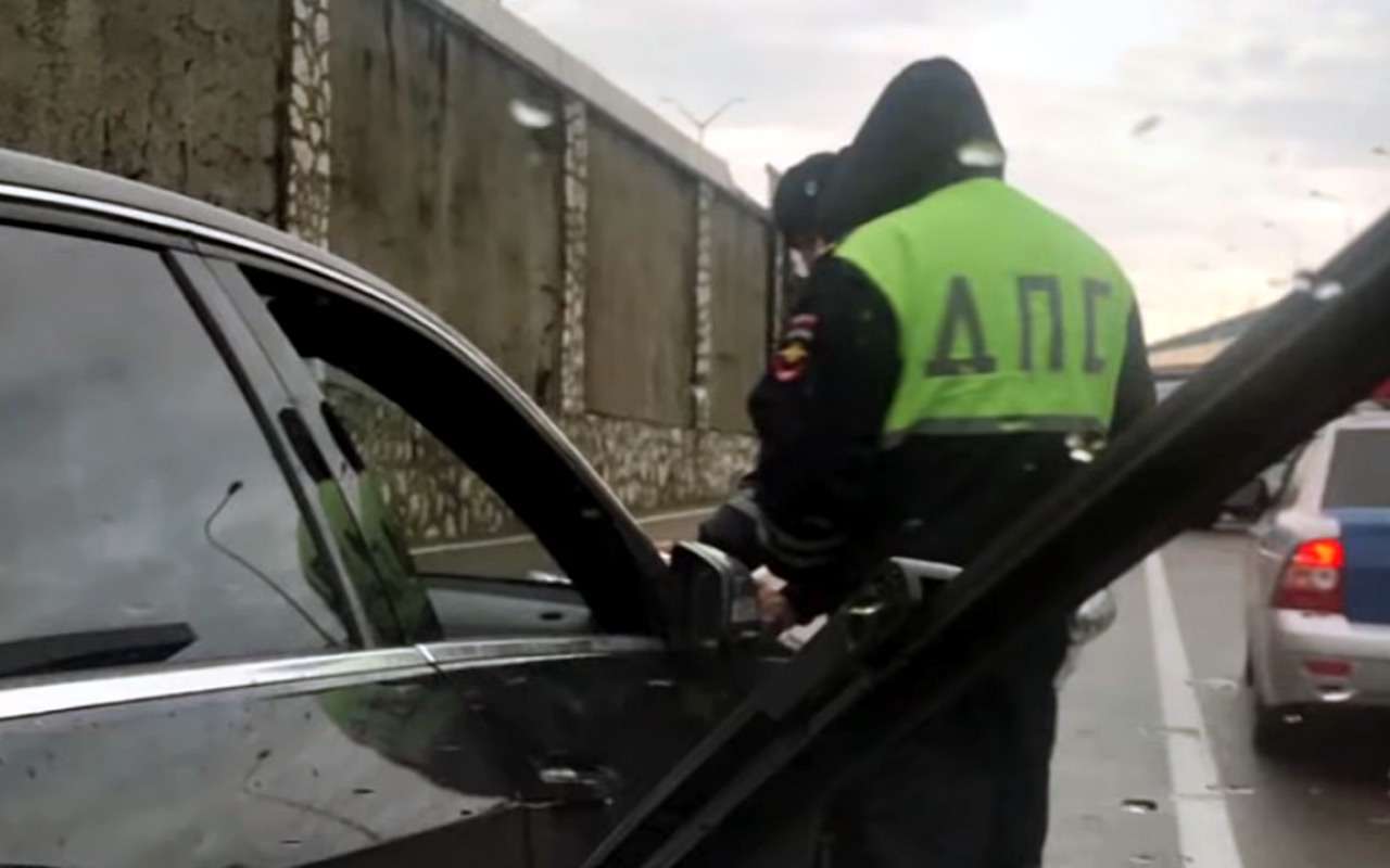 Пьяный автохам избил водителя-инвалида. ГИБДД предпочла не вмешиваться