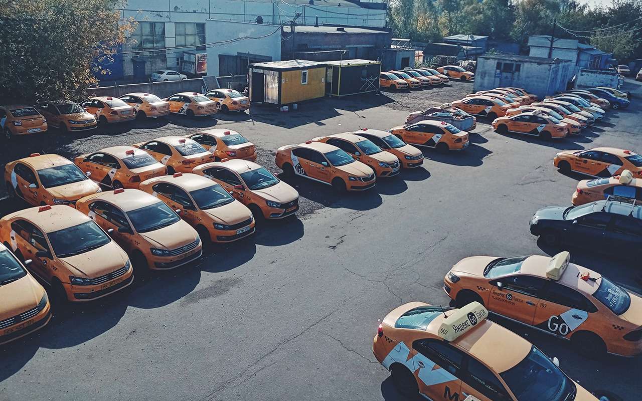 Таксистам предложили ожидать заказов на спецпарковках с туалетами