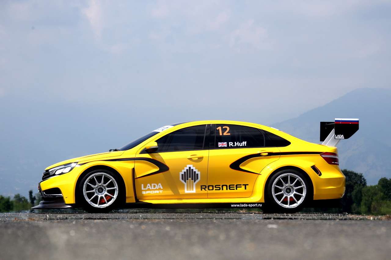 Концепт LADA Vesta WTCC, который будет выступать в мировом туринге в 2015 году.