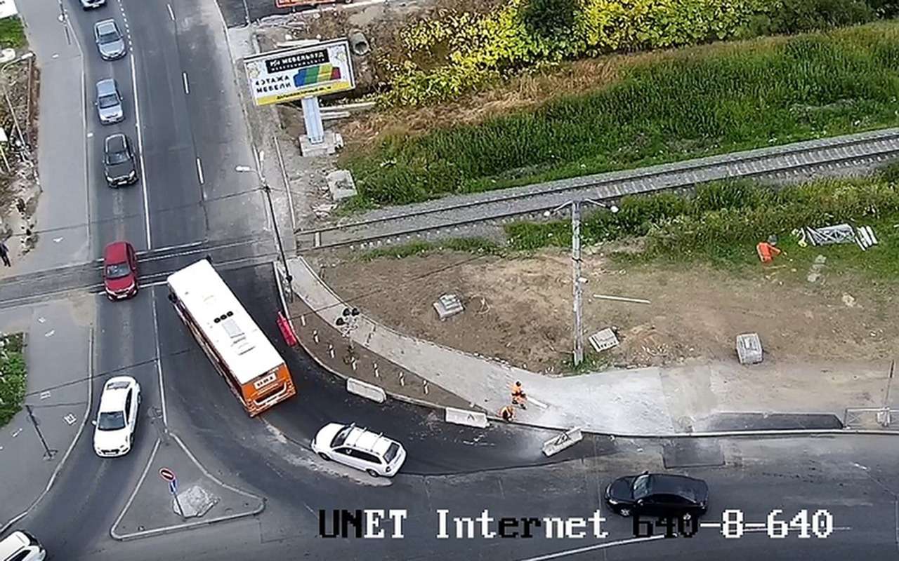 Кто-то без спроса расширил дорогу. Власти не знают, что с этим делать