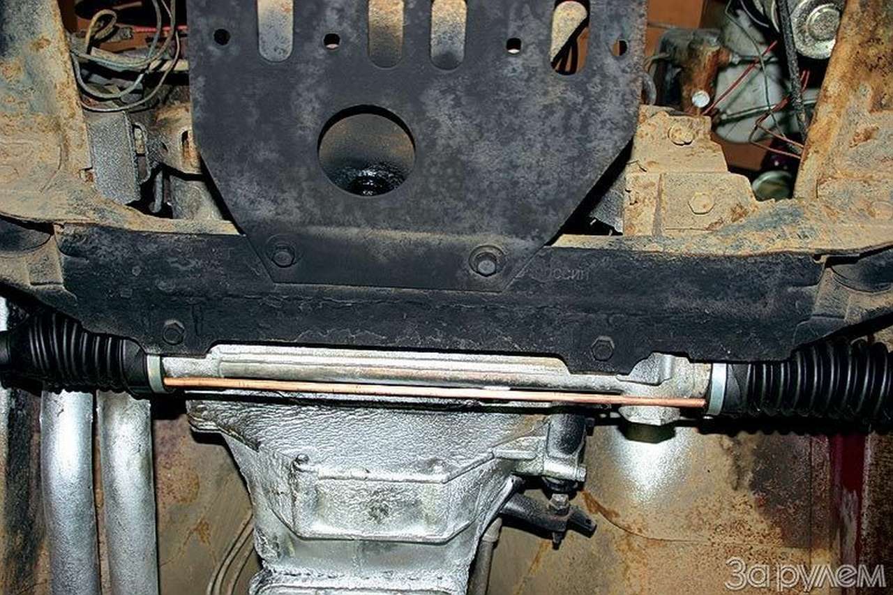 Вариант с чехлами от «Пассата» проще, но нужно найти сами чехлы, а для их установки отсоединить штоки от рулевых наконечников.