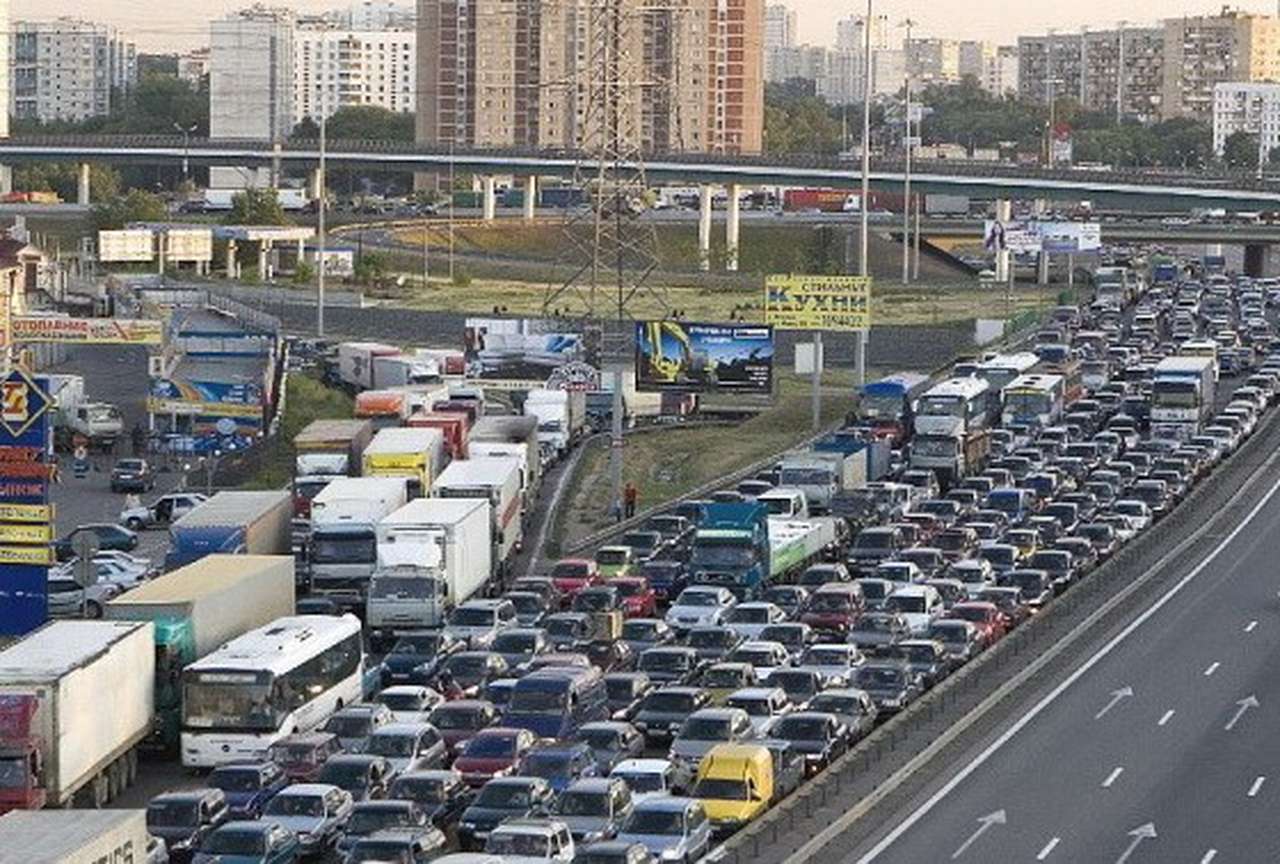 Власти Подмосковья просят пускать грузовики на МКАД еще год