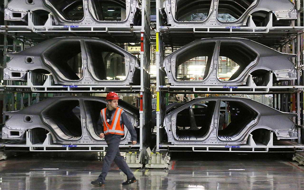 Производство автомобилей в России упало на 64%