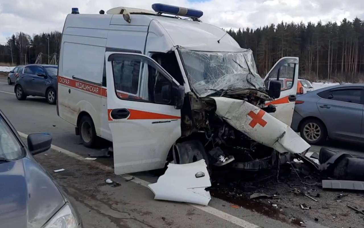 Медики пострадали: ярославец угнал скорую помощь с врачами и попал в аварию