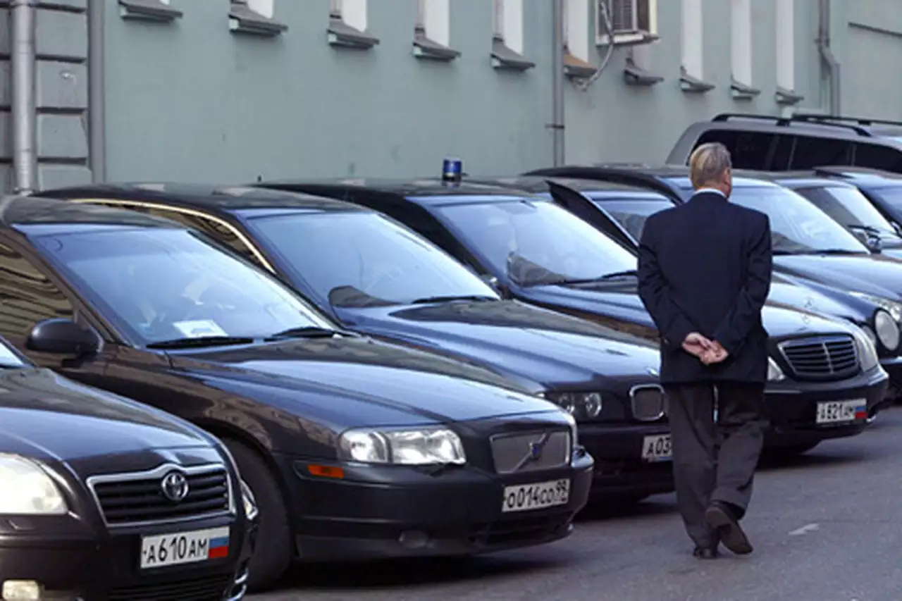 Чиновников хотят ограничить в покупке роскошных автомобилей