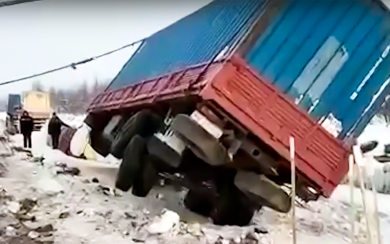 Опрокинувшуюся фуру поставили на колеса двумя Кировцами (видео)