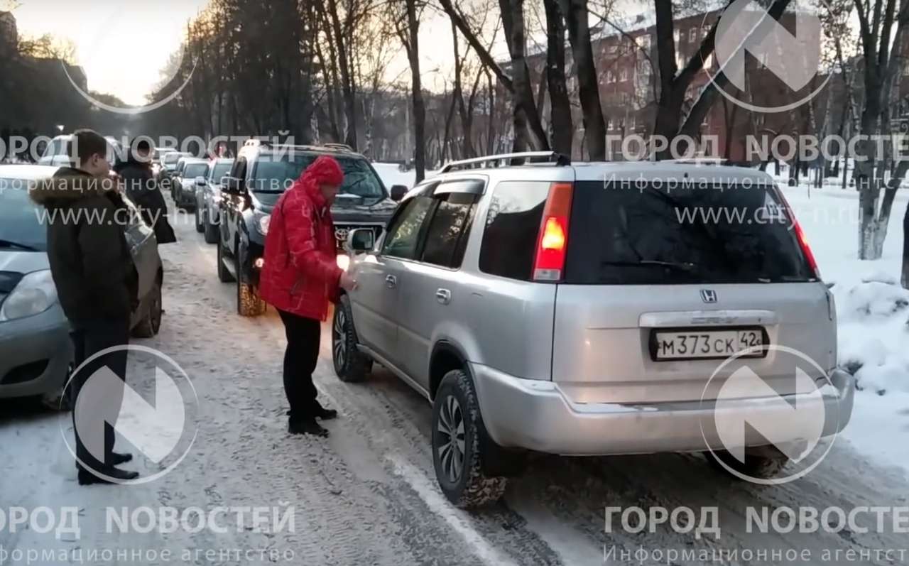 Противостояние принципиальной автоледи и мужчин (ВИДЕО)