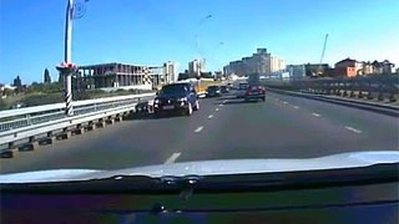 В Саратове кортеж, похожий на губернаторский, ездит без мигалок. Но по встречке