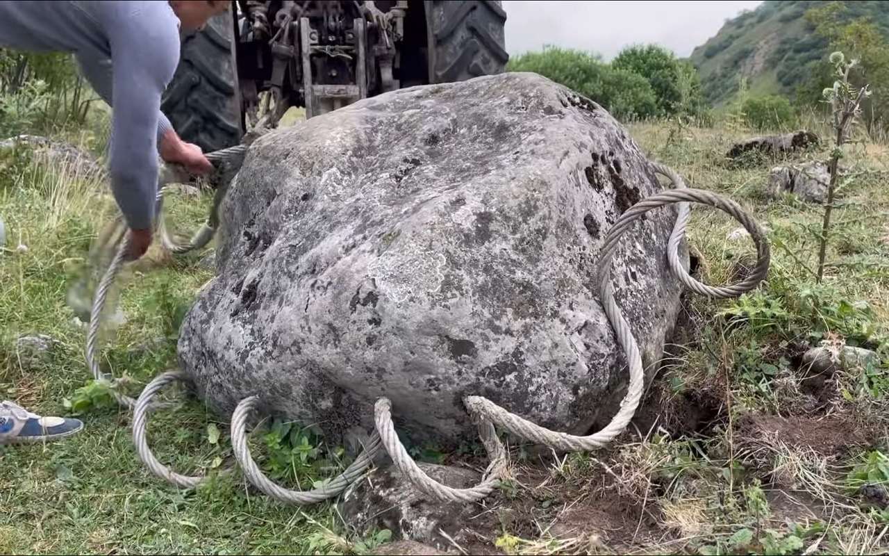 Кто кого: трактор Belarus против огромного камня