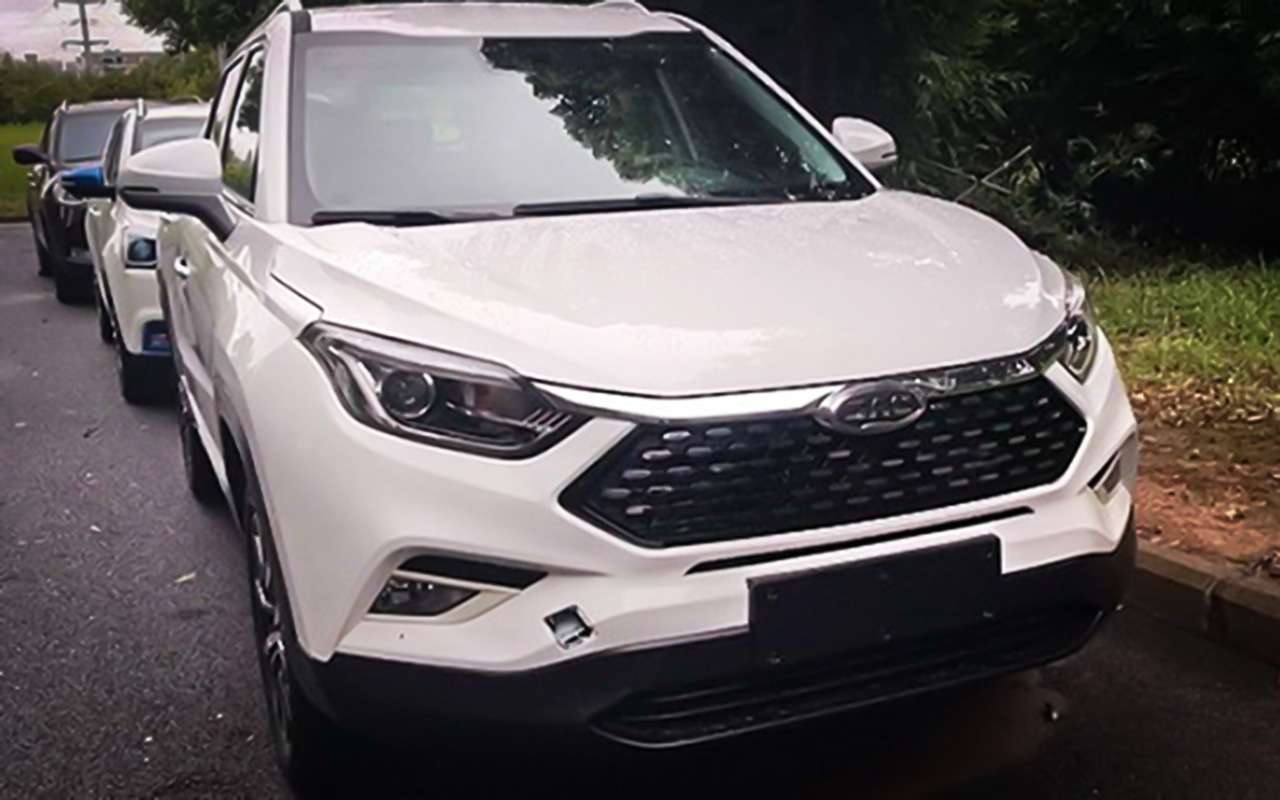 Переднюю часть JAC S4 украшает 6-угольная решетка радиатора