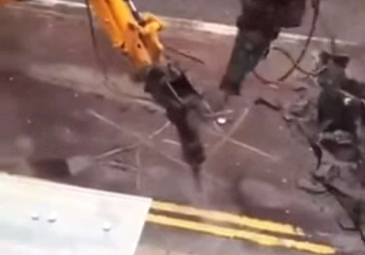 Дорожники сыграли в крестики-нолики гидромолотами