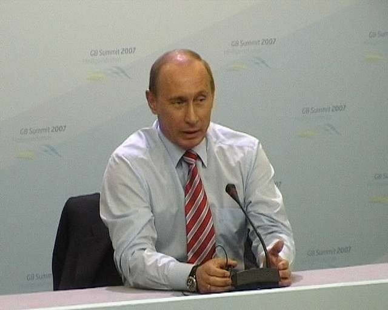 Владимир Путин поручил правительству до 1 октября представить предложения об источниках финансирования и механизма реализации проектов строительства Центральной кольцевой автодороги (ЦКАД), а также ж/д скоростной магистрали Москва – Казань и  модернизации Транссиба. 