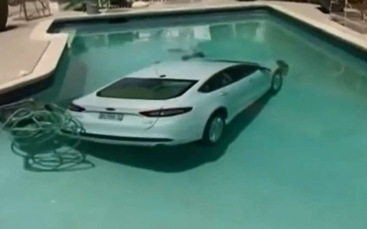 Водитель утопил автомобиль, запутавшись в своих вьетнамках (ВИДЕО)