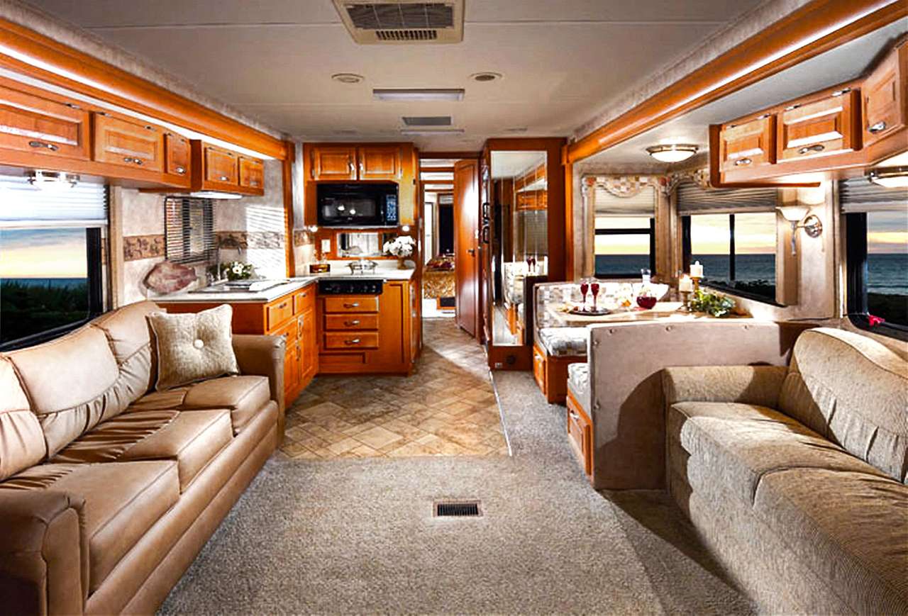 Салон «пятизвездочного» кемпера.