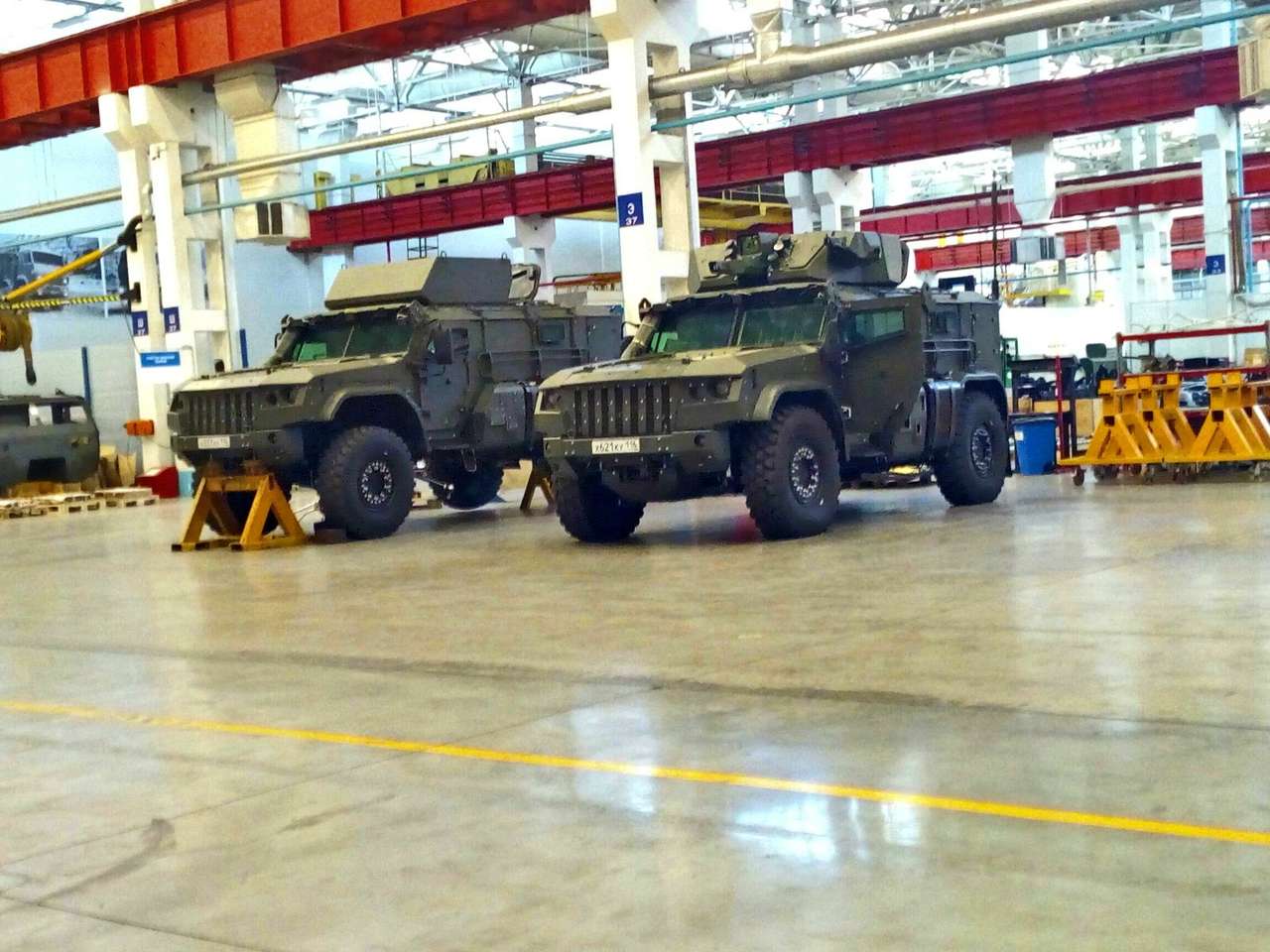 Слева - первый опытный образец с балластом, имитирующим вес боевого модуля, справа - один из последующих образцов с уже установленным новым дистанционно управляемым боевым модулем.