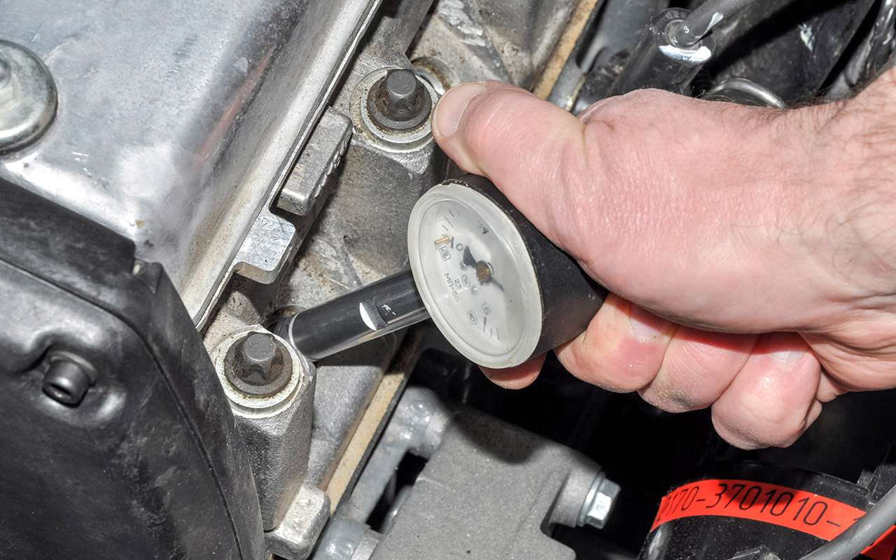 Компрессометр у бензинового двигателя вставляют в свечное отверстие.