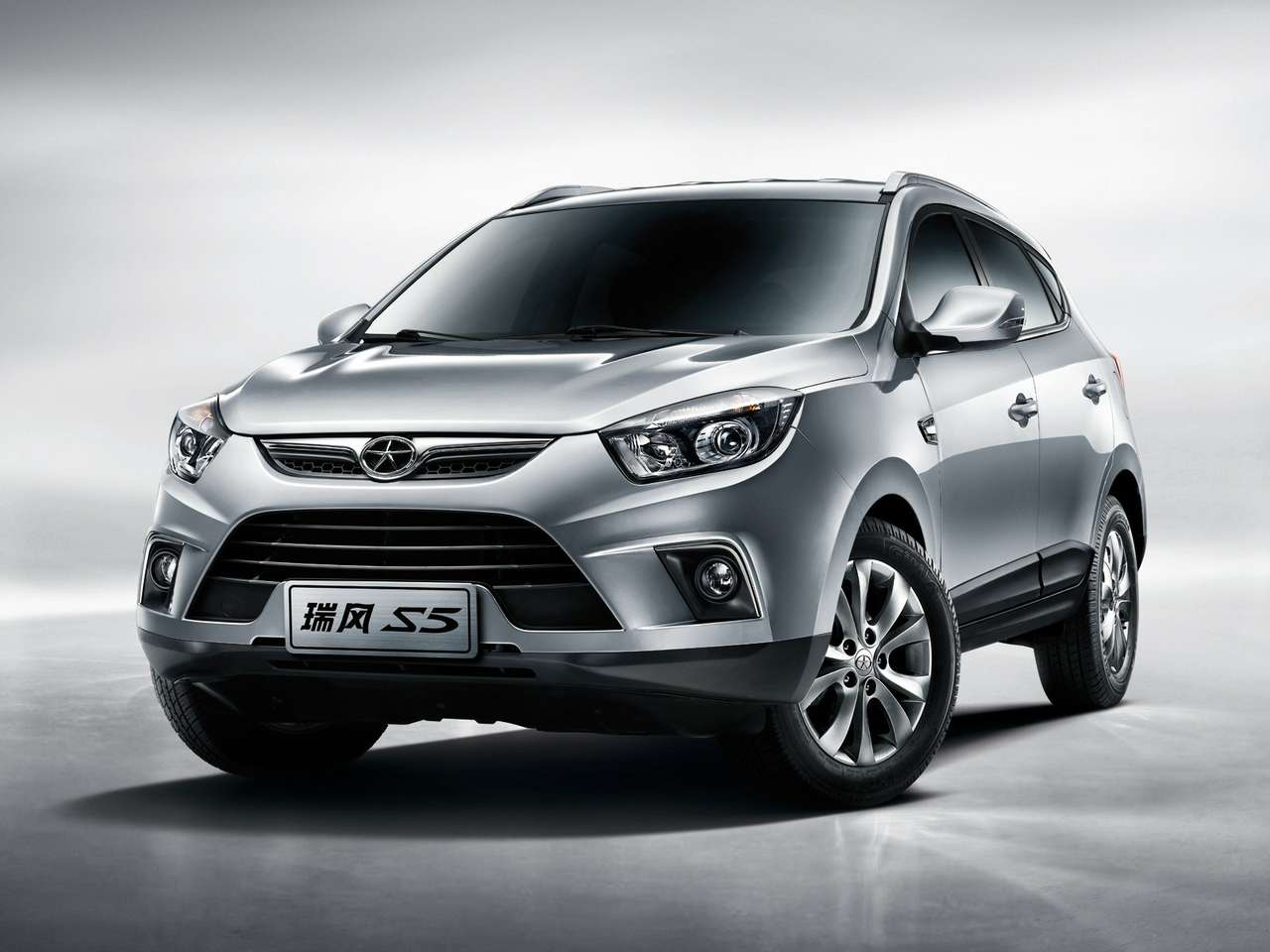 Китайский производитель грузовиков выводит на рынок кроссовер и легковые авто