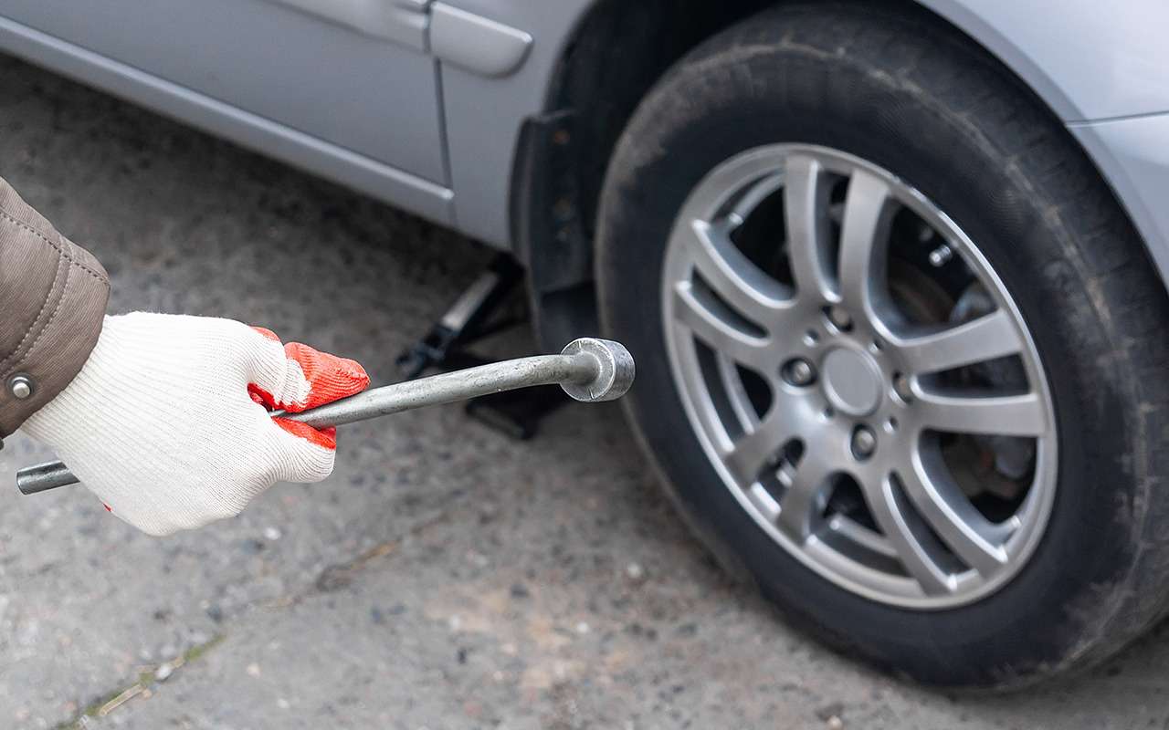 Мигранты меняли колеса у каршеринговых машин на изношенные