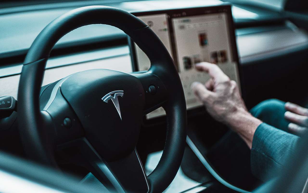 Tesla упала в цене на 18%