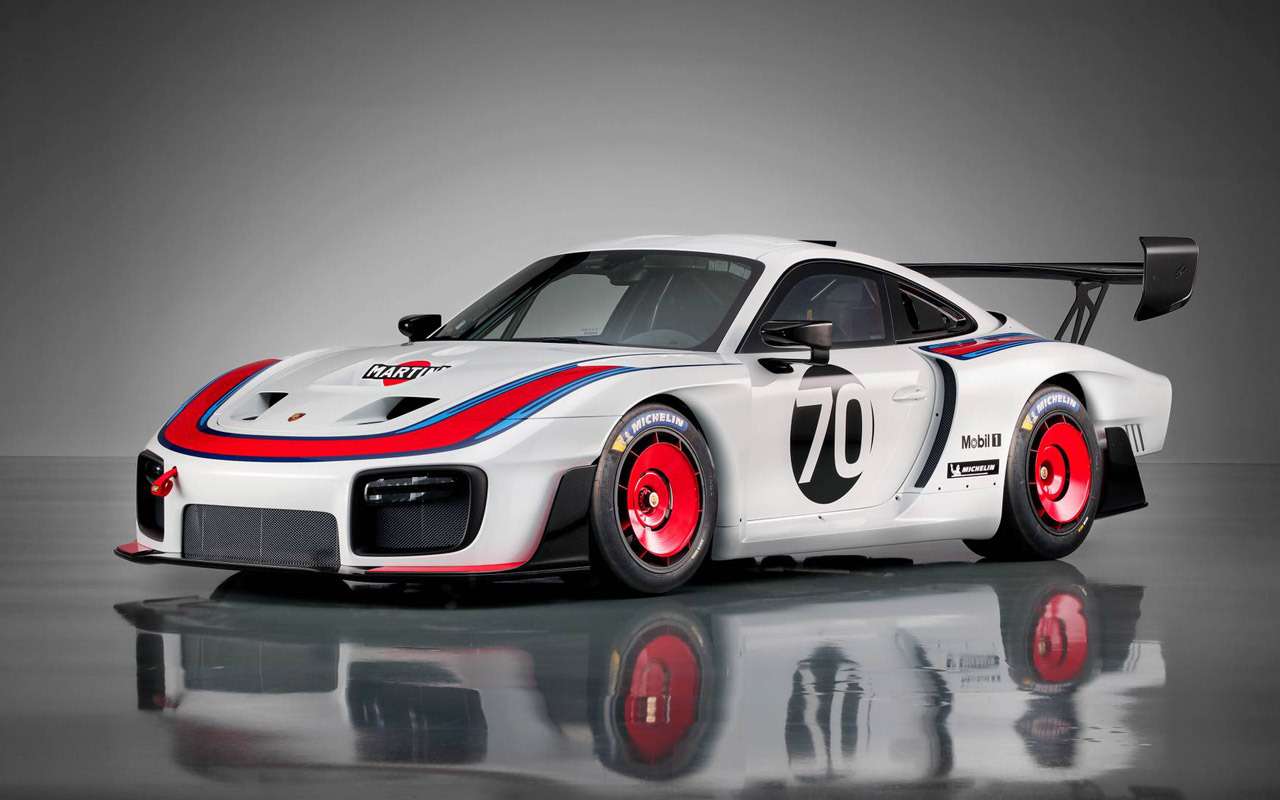 Перед вами Porsche в классическом кузове 911-й модели, но в оригинальном «обвесе». Внешне у современного Porsche 935, по сравнению с моделью 911, изменились лишь передняя и задняя части. В целом же автомобиль смотрится совершенно иначе.