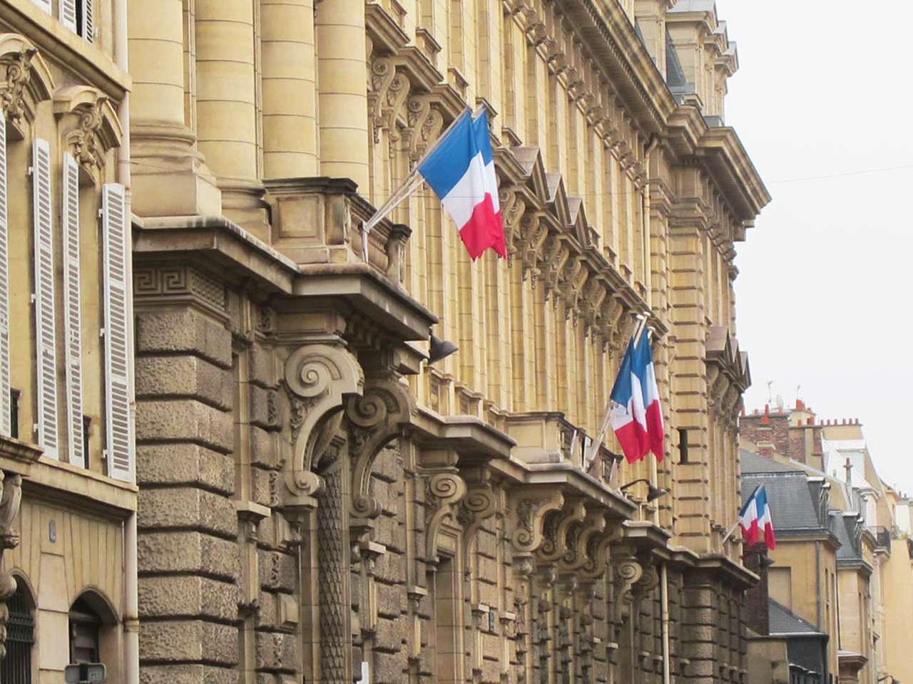 Правительство Франции распродаст автопарк