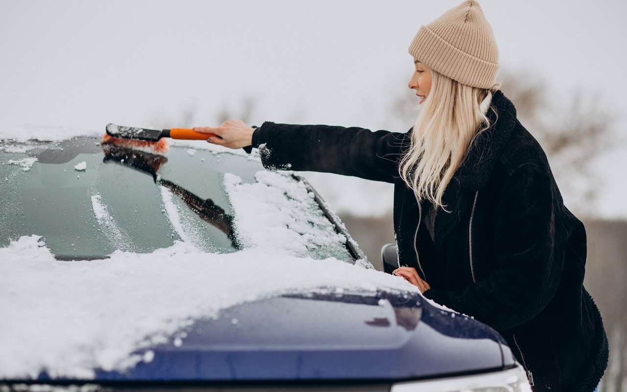 Эксперт рассказал, почему начинать чистить авто правильнее с крыши