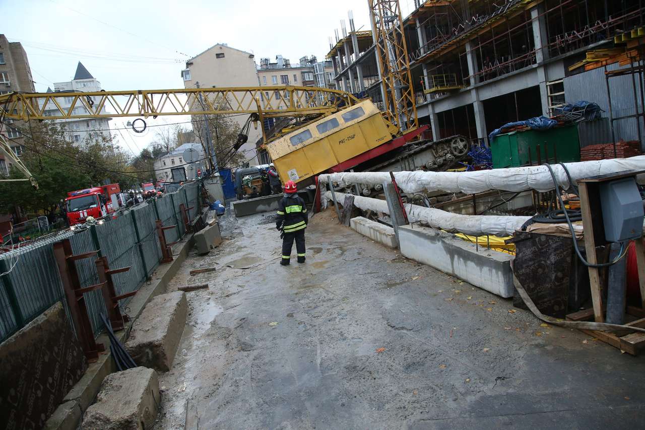 Возле редакции «За рулем» рухнул кран