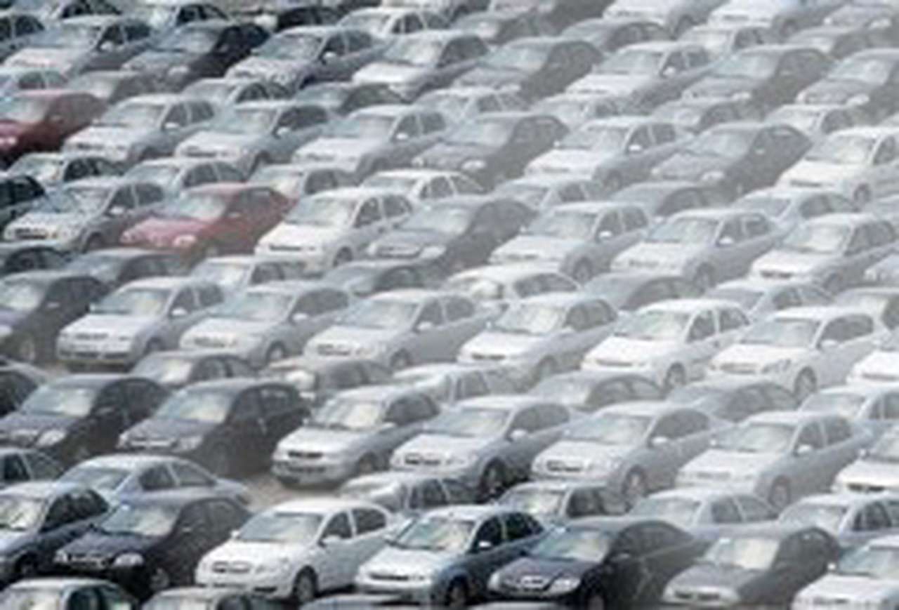 Прогноз продаж легковушек в России остался туманным 