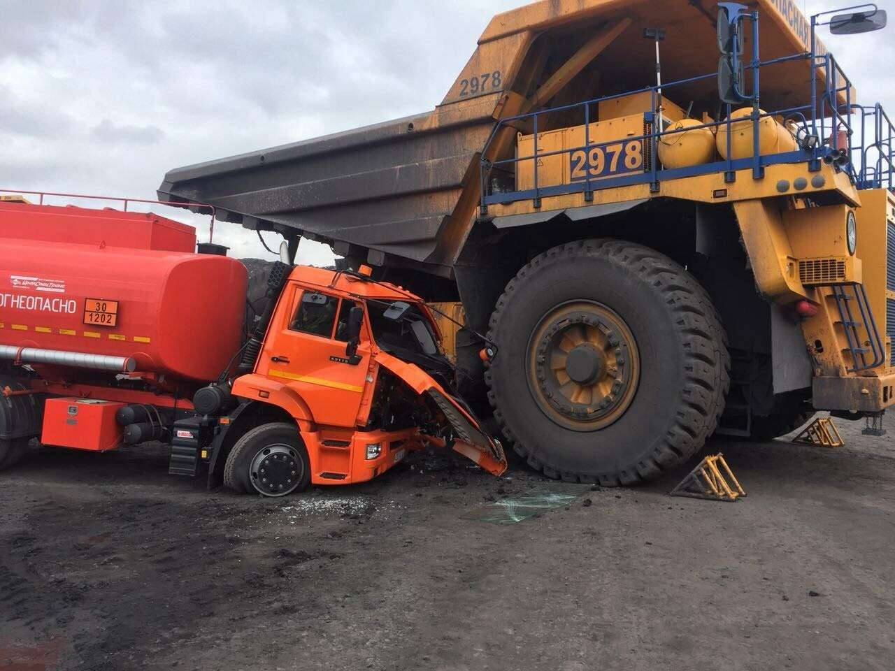 Женщина на БелАЗе раздавила КАМАЗ-бензовоз