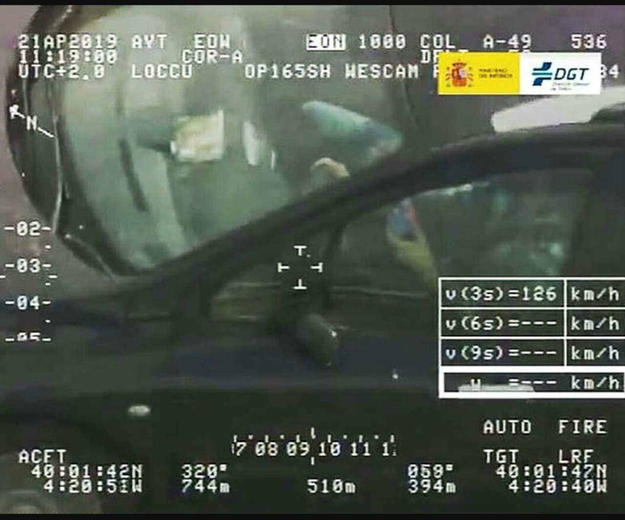 А вам слабо? Водитель на 128 км/ч собирает кубик Рубика