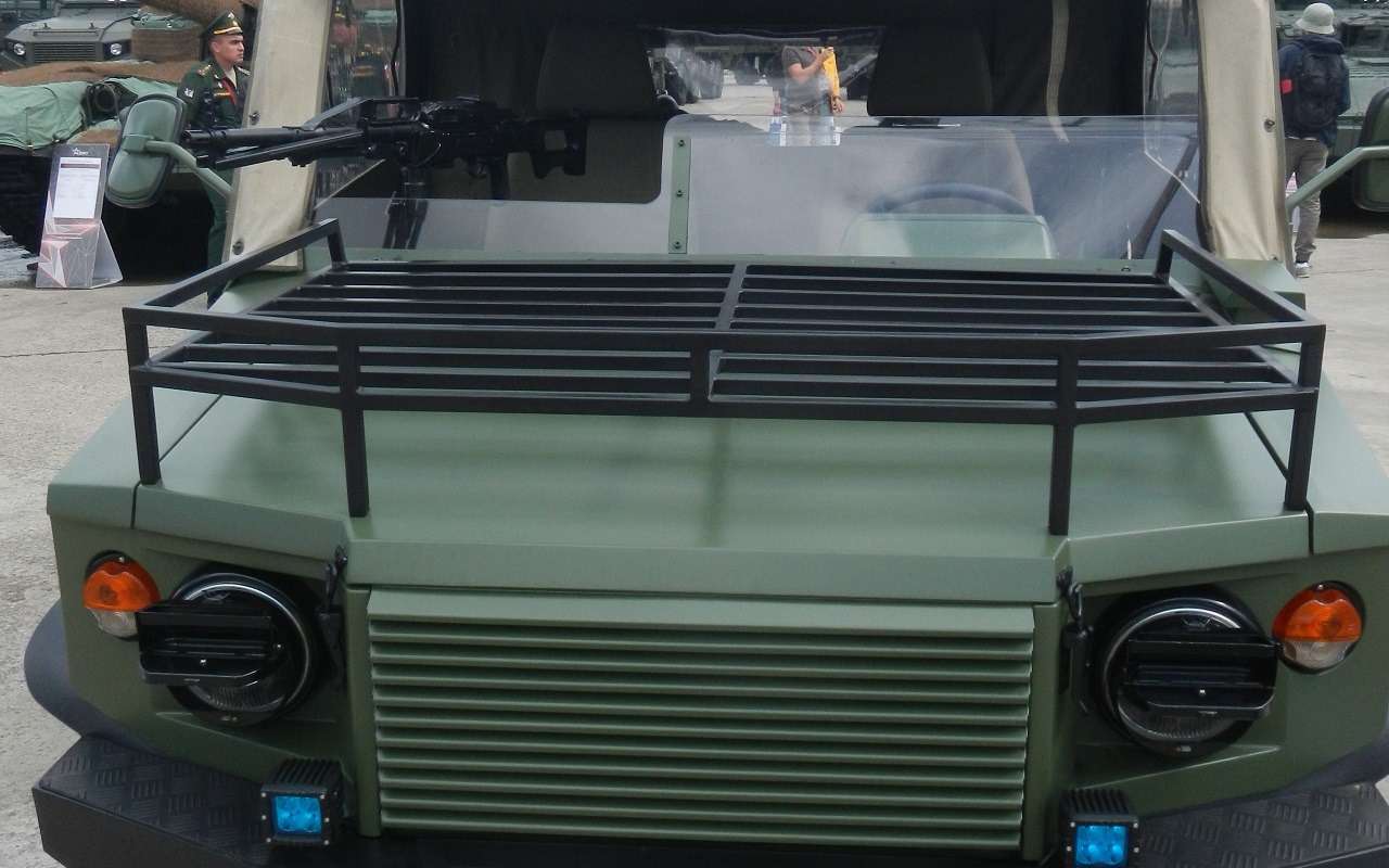 «Улан» вооружен двумя 7,62-мм пулеметами. В оснащении – лебедка, буксирные проушины, дополнительный багажник на капоте.