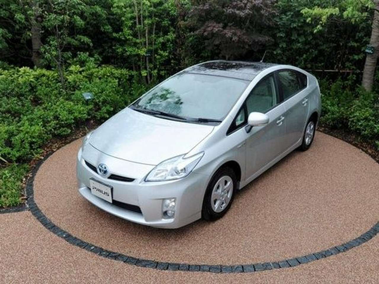 Toyota отзывает 650 000 Prius