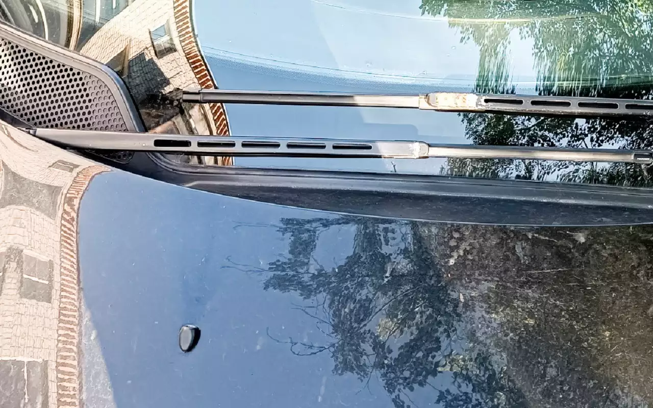 Фото 1. Поводки дворников в стандартном положении