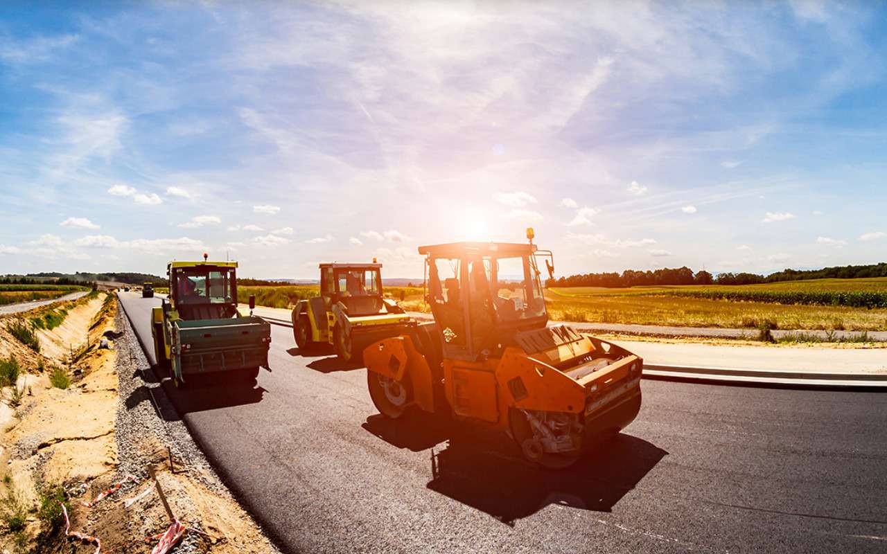 Выяснилось, кто ремонтирует дороги на Донбассе