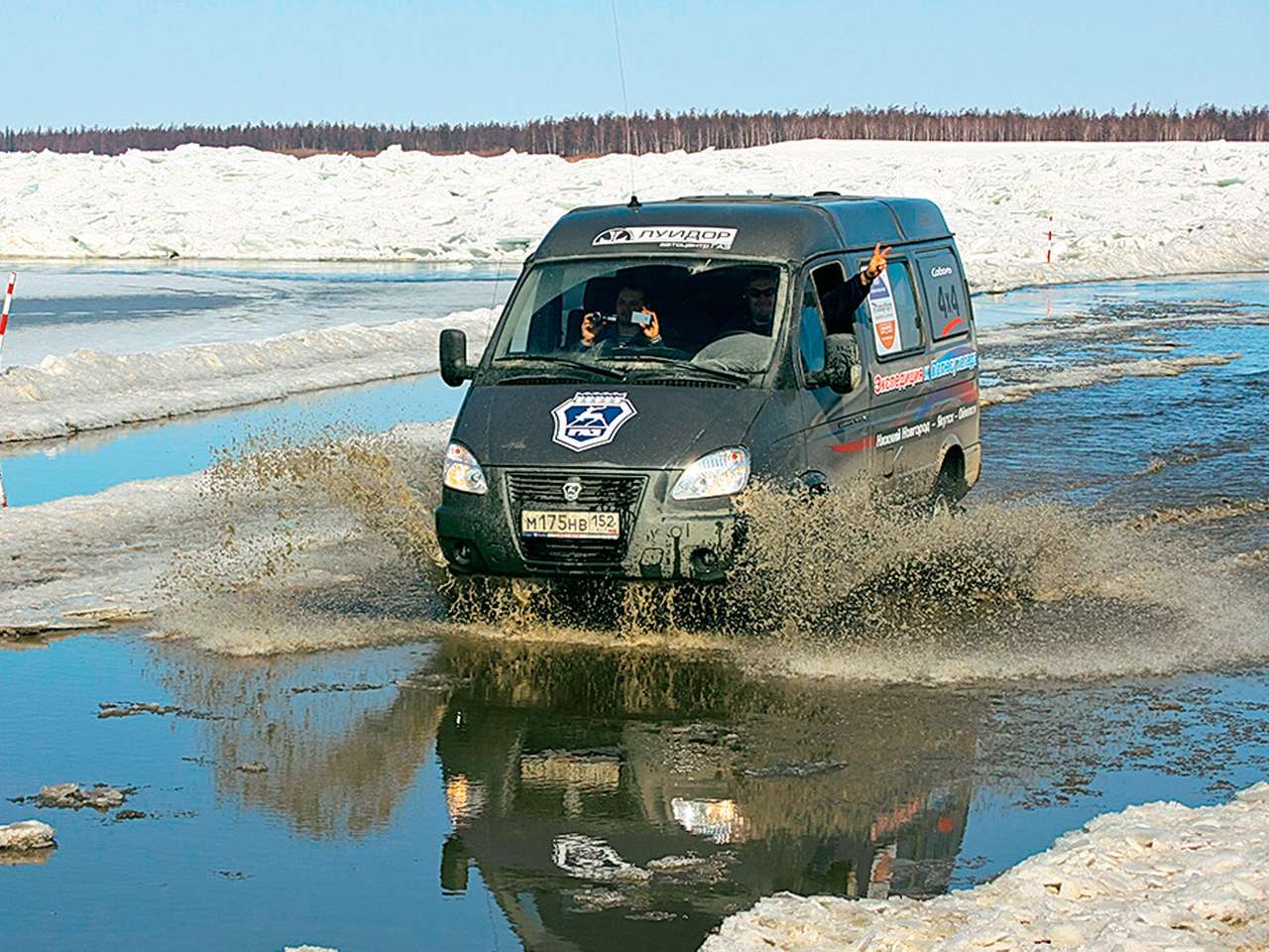 Переправа через Алдан местами напоминает Дорогу жизни. С ходу не поймешь, промоина это или бассейн. Вся надежда на заступничество шамана.
