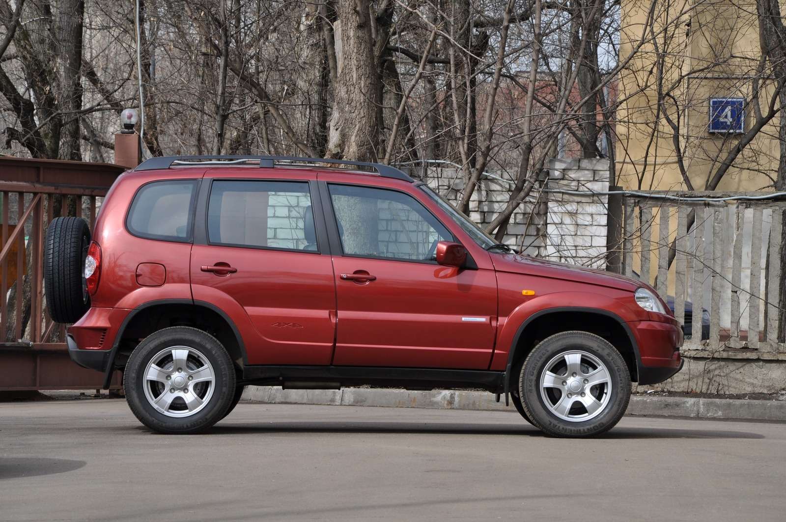 Chevrolet Niva Red