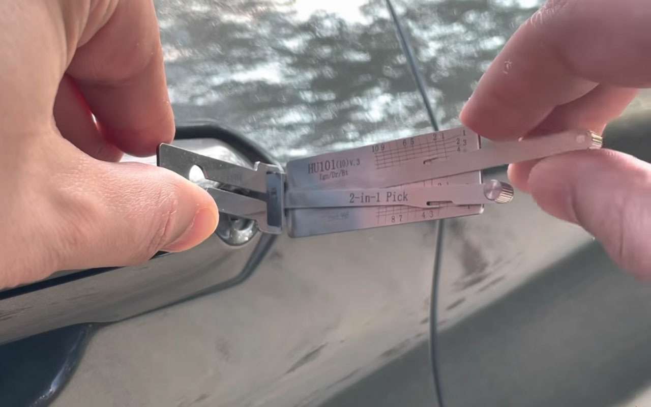 Как работает ключ для взлома автомобиля — видео