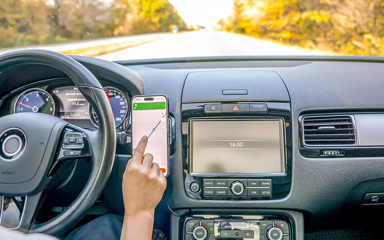 Как закрепить смартфон в машине — выбираем лучший способ под свои задачи