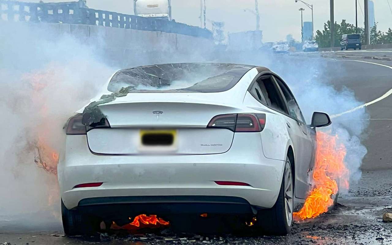 Пожарным оставалось только наблюдать, как горит Тесла Model 3
