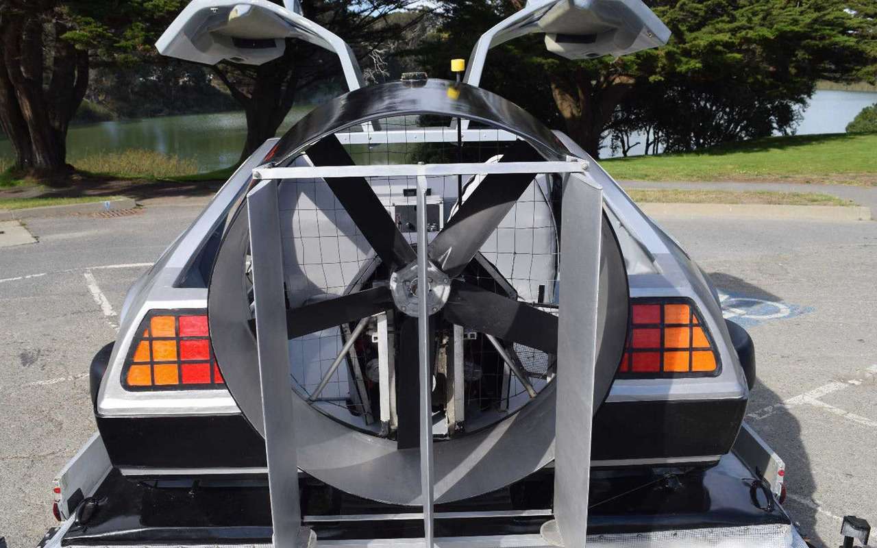 Летающая машина DELOREAN