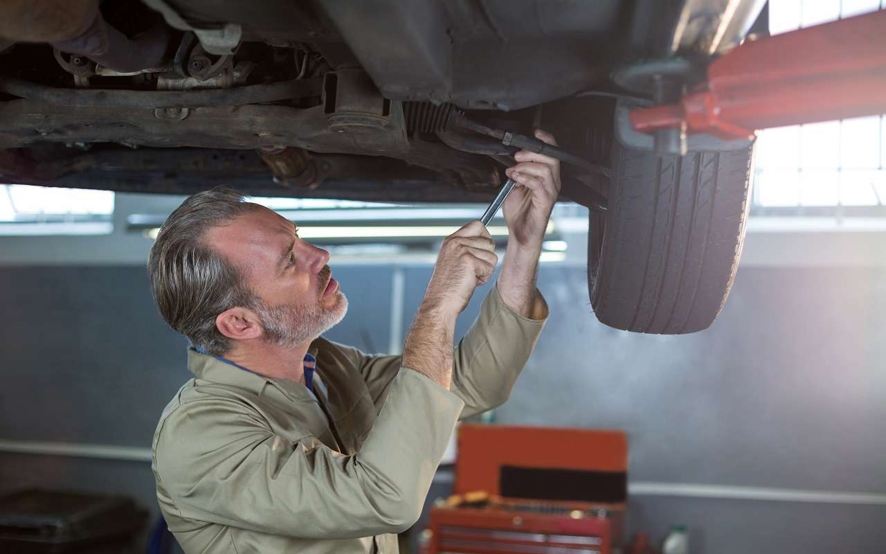 У машины течет масло? Эксперт назвал условие для предотвращения проблемы