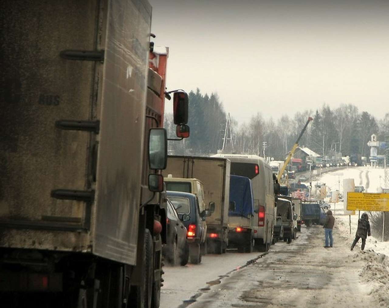 На трассе М-10 вновь возникли затруднения в районе Вышнего Волочка
