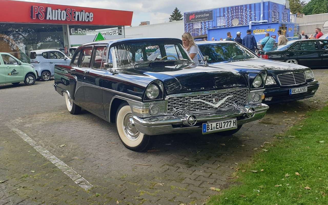 ГАЗ-13 Чайка. ГАЗ-13 в 1959 году стал настоящим пылесосом инноваций. Советские конструкторы постарались запихнуть в новую машину все, что только смог придумать человеческий инженерный гений. Например, в Чайке уже были такие новшества для своего времени как кондиционер и стеклоподъемники с электроприводом.