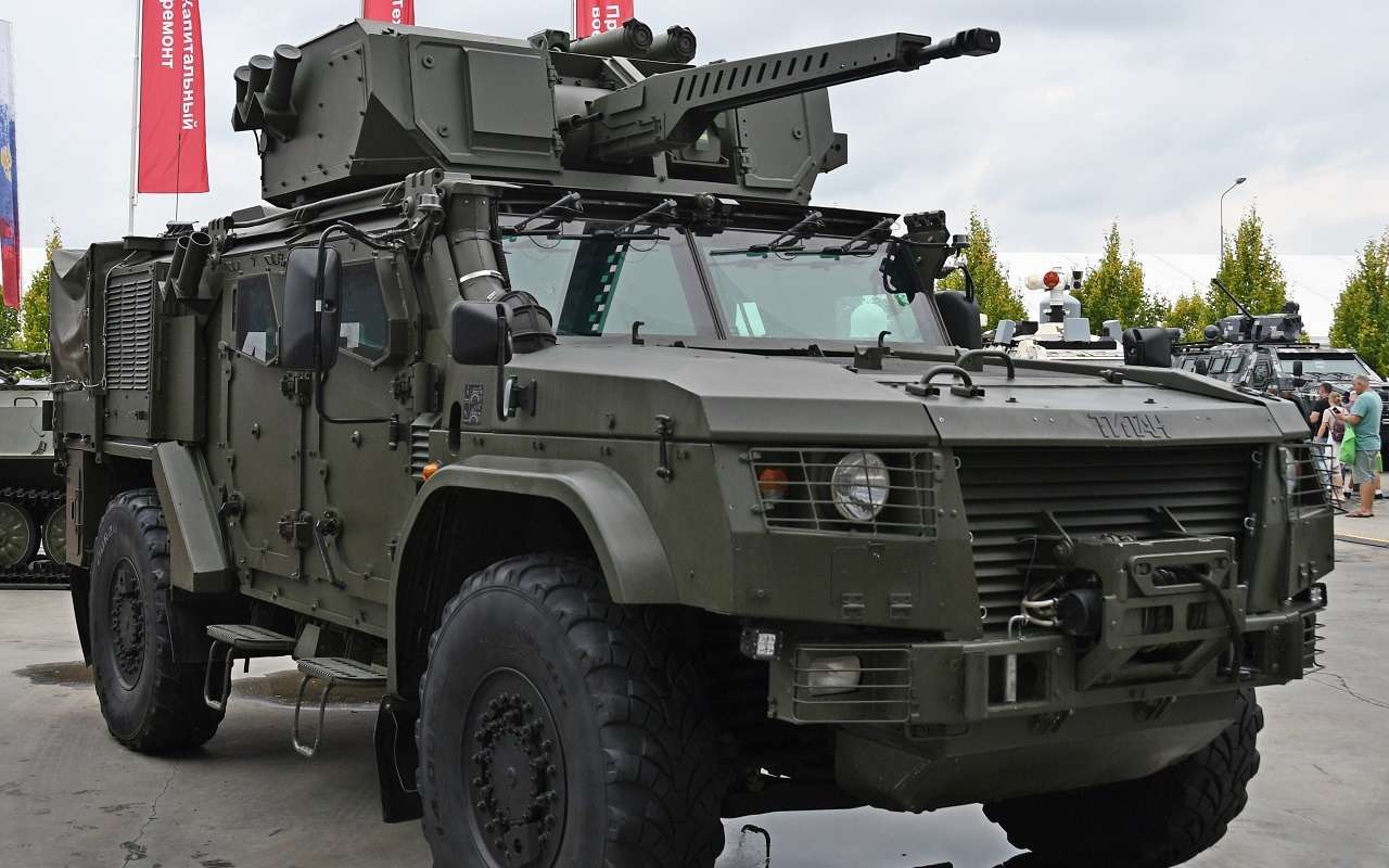 Пикап повышенной защищенности ЗА-СпН Титан. Создан на базе Тайфуна. В грузовом отсеке можно перевозить боекомплект или установить миномет. Данный экземпляр вооружен модулем с 30-мм автоматической пушкой, 7,62-мм пулеметом и двумя противотанковыми ракетами «Конкурс».