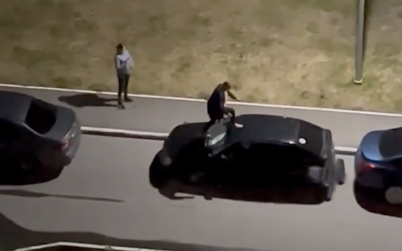 Била зеркала, плясала на крыше: неадекватная женщина попала на видео