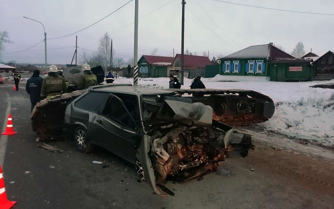 Упавший с прицепа тягача груз убил человека