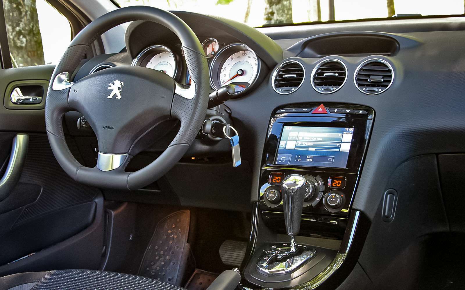 Без шанса на реванш: тест обновлённой Peugeot 408 Юла Авто об автомобилях Дзен