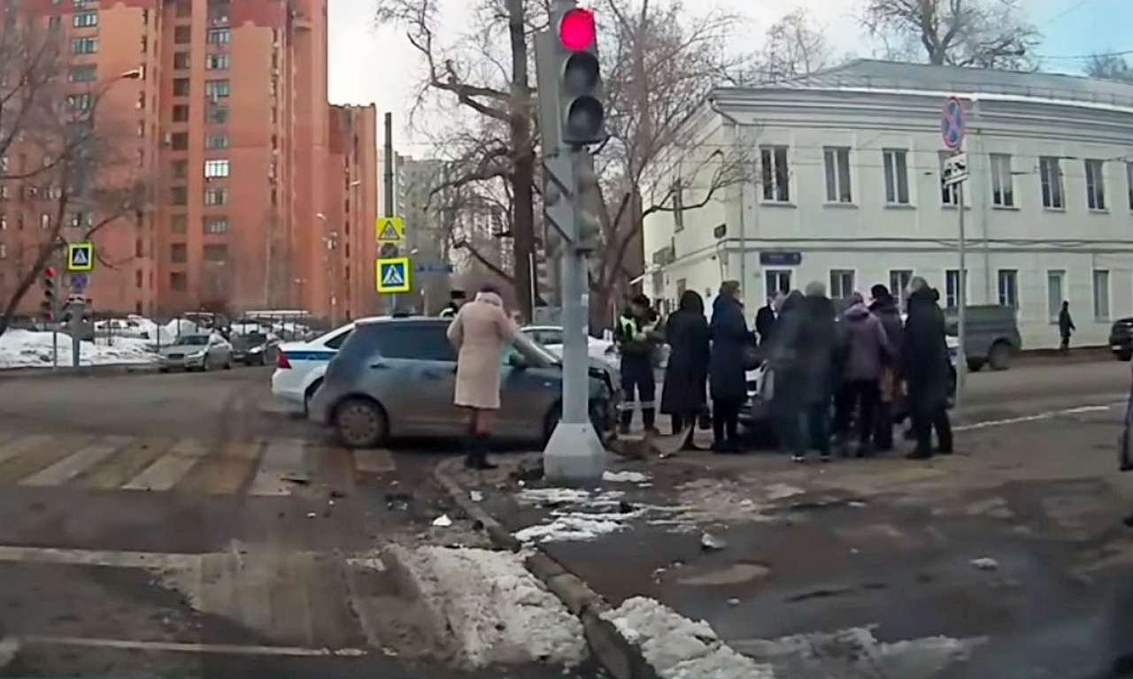 Полицейская BMW влетела в группу пешеходов в центре Москвы
