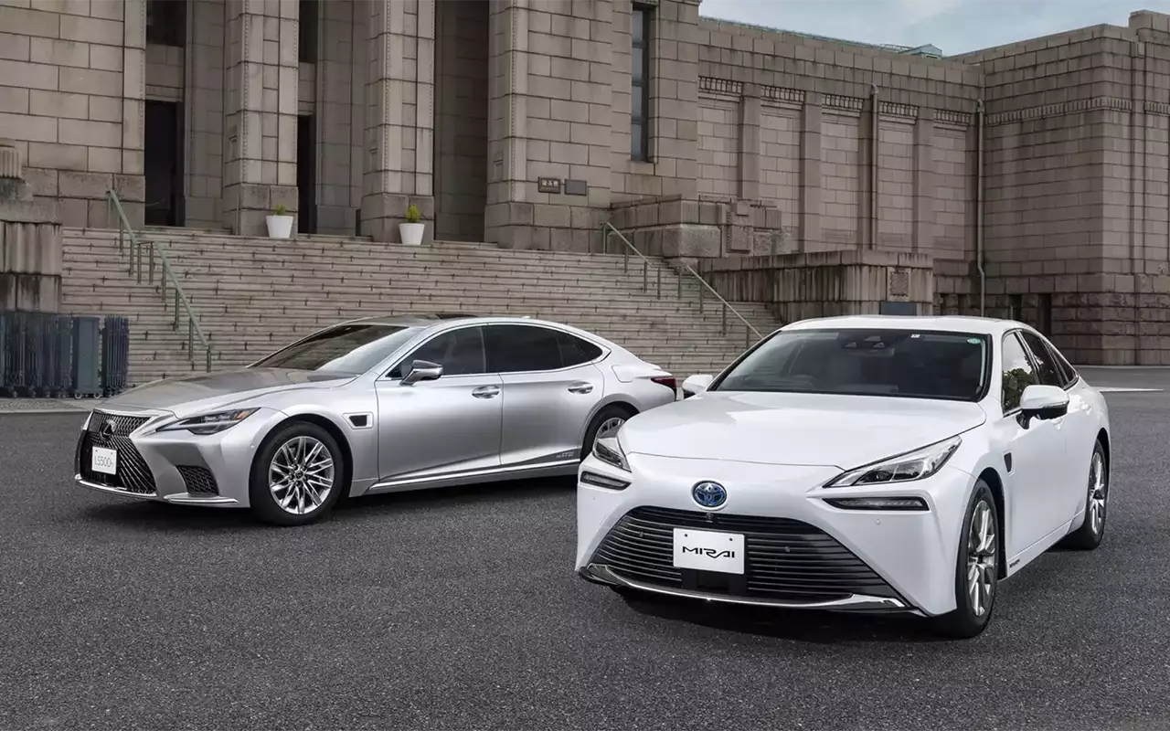 Lexus LS500h и Toyota Mirai