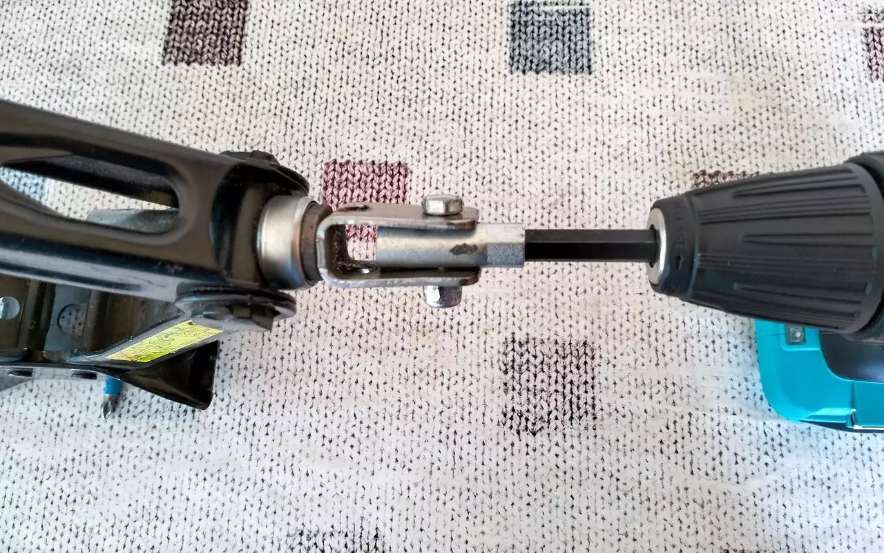 Улучшенный штатный домкрат седана Renault Logan.